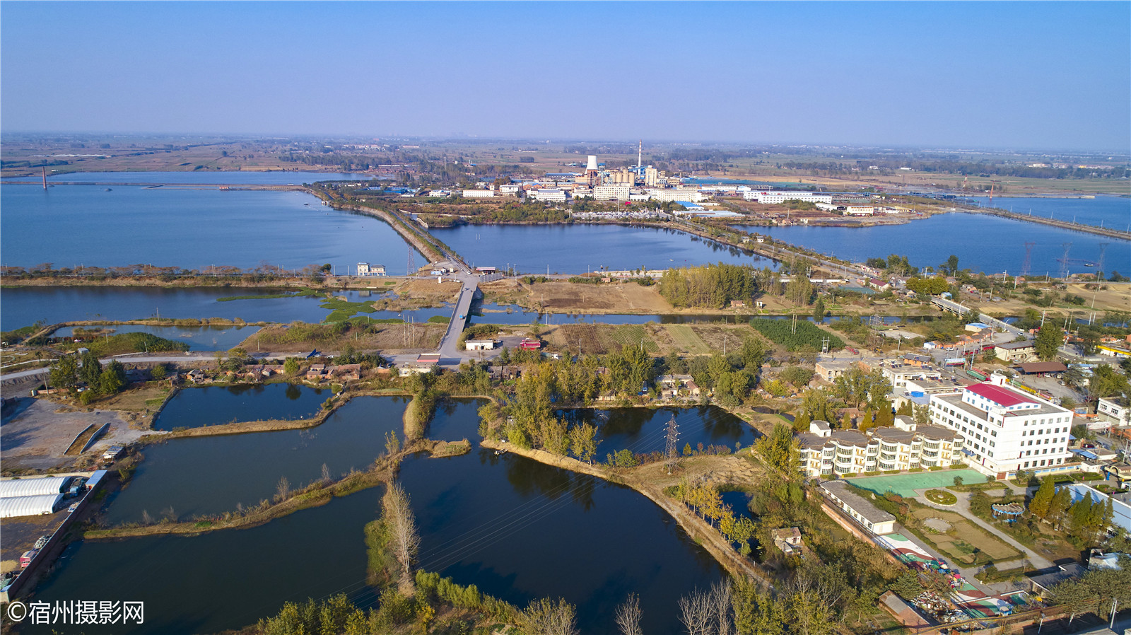 航拍宿州芦岭塌陷湖湿地公园,宿芦路穿过漂亮的湖区