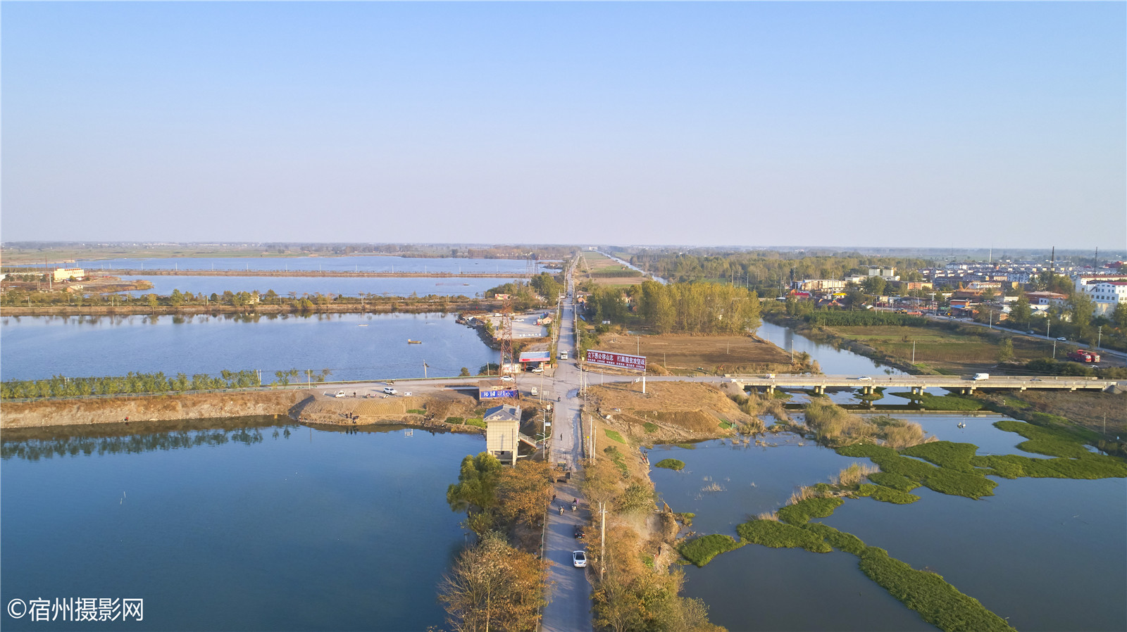 航拍宿州芦岭塌陷湖湿地公园,宿芦路穿过漂亮的湖区