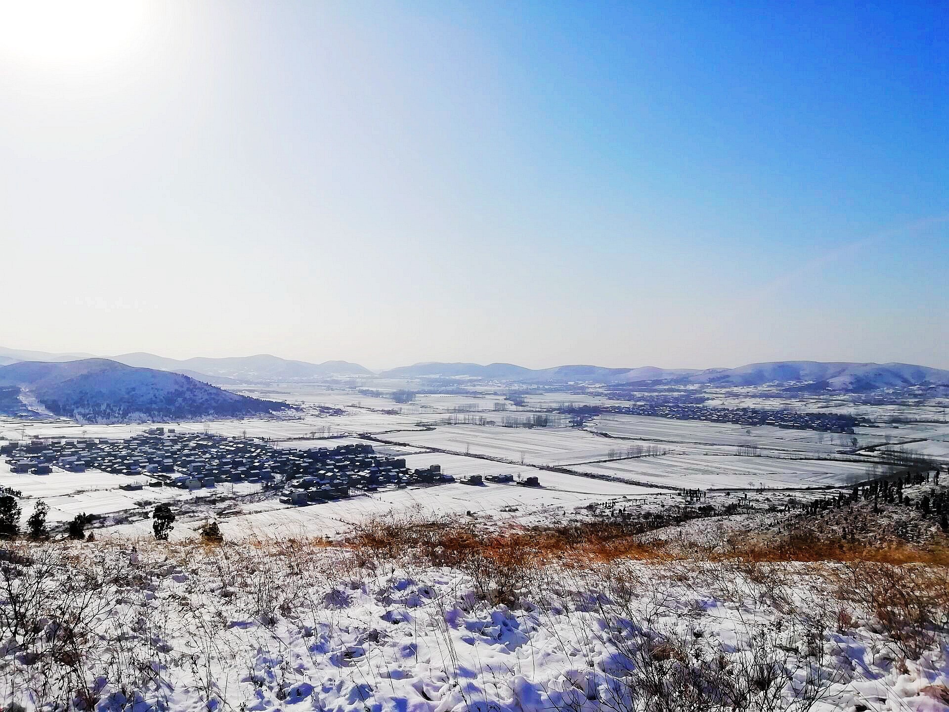 安徽萧县：庄里落雪满南山