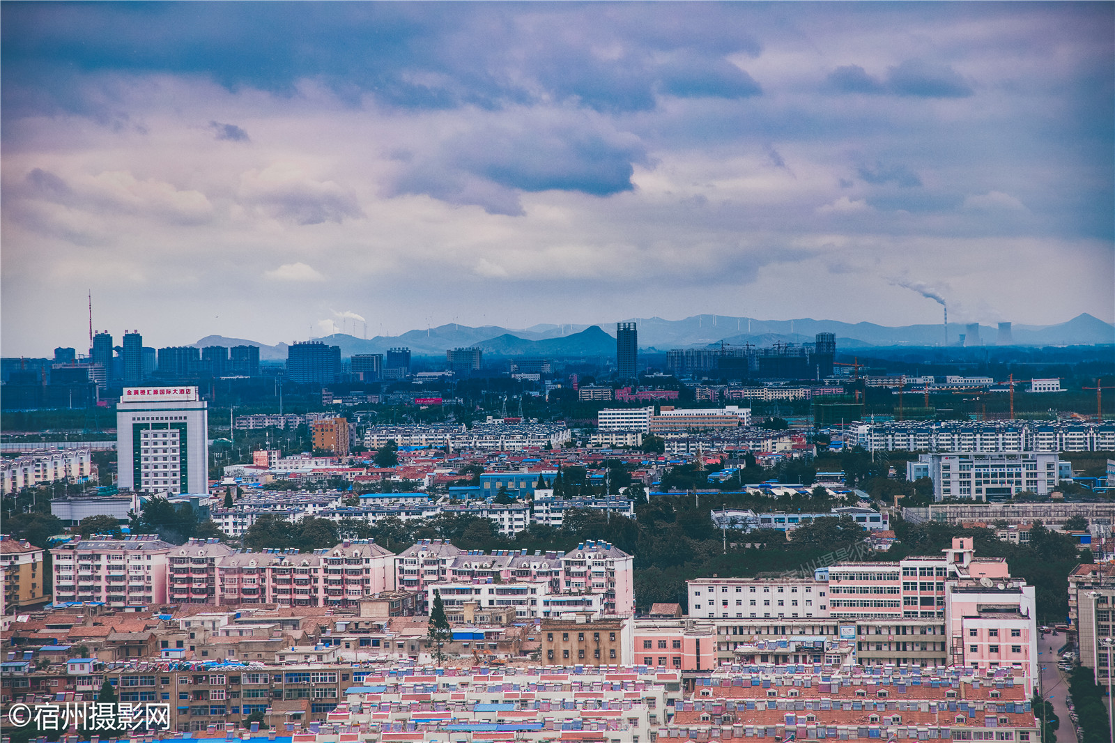 暴雨来袭宿州掠影,宿马园区高铁城高层/北部山丘清晰可见
